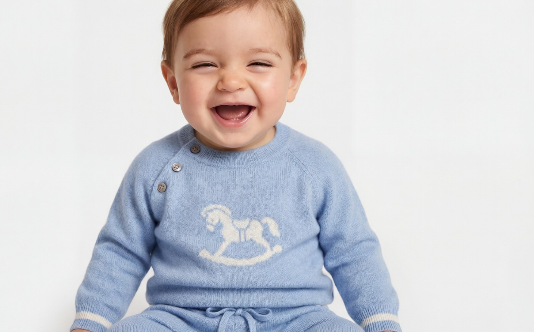 Малыш в голубом свитере